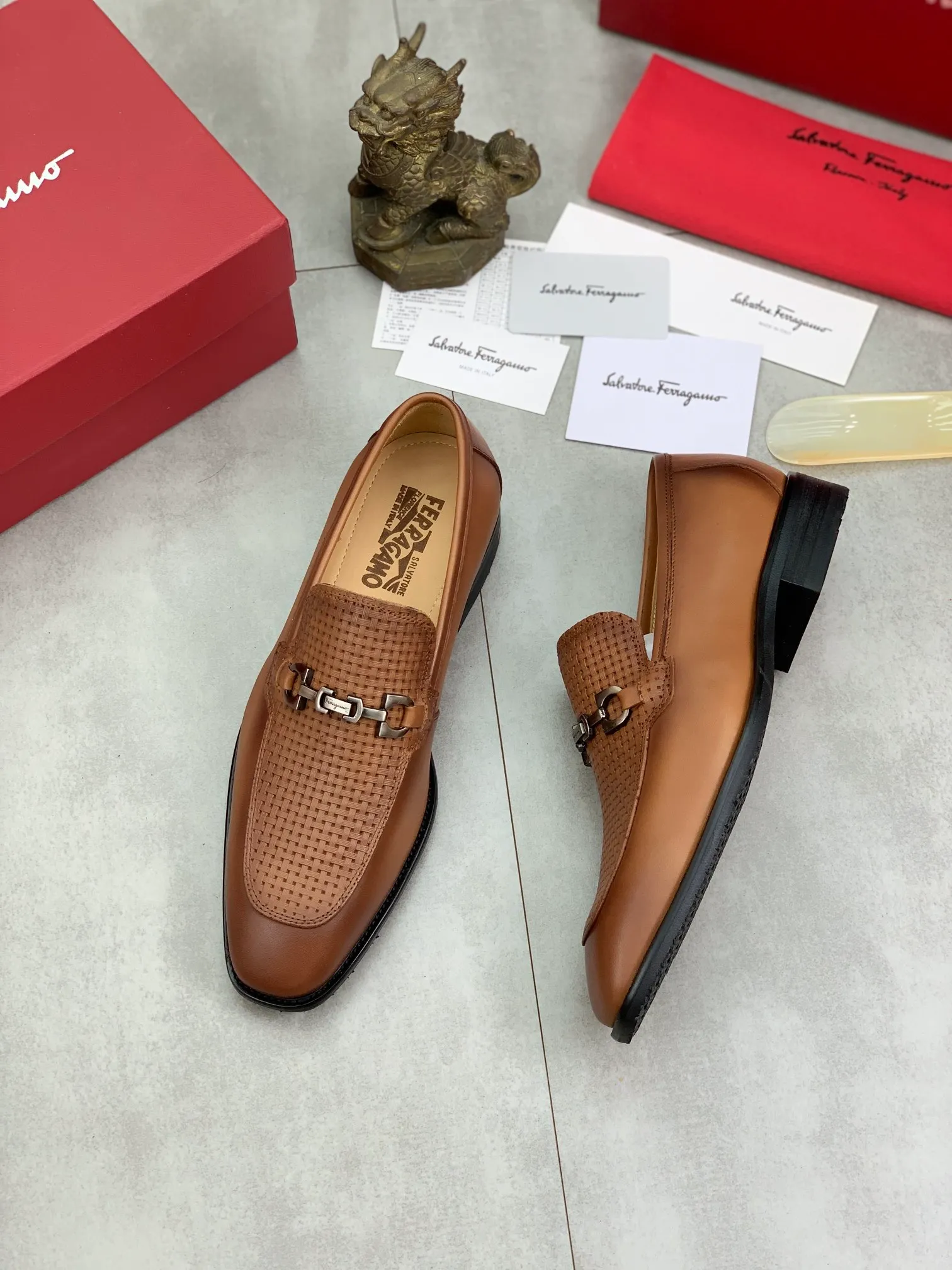 Men's Men's Shoes 💰P460💰[New Style] Water-dyed Niuli 🆘[Salvatore Ferragamo] Ferragamo's latest casual business leather shoes for men! Available at counters simultaneously! The fabric is made of specially imported original pebbled calfskin, and the lining is made of imported water-dyed cowhide. It is absolutely luxurious and leads the fashion trend. Matching code: 38-45 (46 can be customized) Black and brown colors are optional